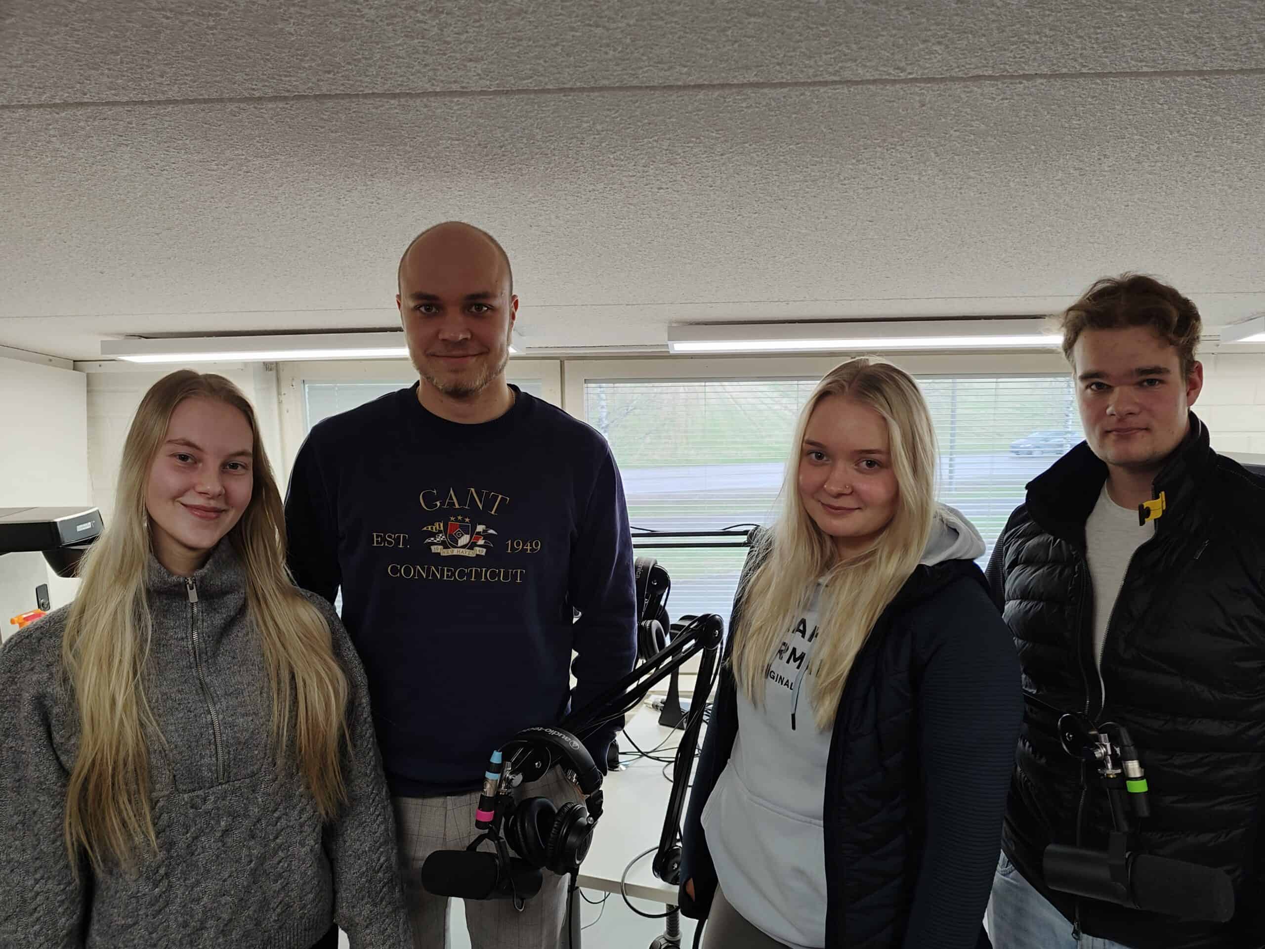 Nuorten työelämä podcastia tekemässä studiossa Ella Äijänaho, Onni Englund, Netta Kaaro ja Niki Meriläinen.